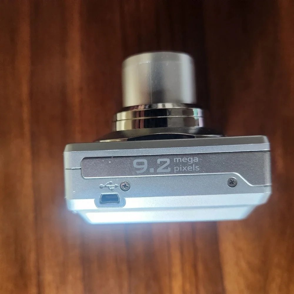 Kodak EasyShare C913 Digital Camera 9.2MP, 3X Optical Zoom, Silver. Read